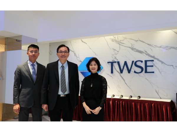 (圖一)集團總經理張淑梅與盛齊綠能副總經理陳彥勳共同發表，分享 2024 年的業務實績、綠能市場機會及全球能源布局。(盛達董事長陳忠廷(中)、盛達總經理張淑梅(右)、盛齊副總陳彥勳(左)。)